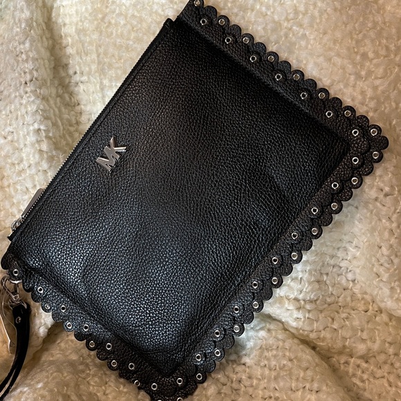 MICHAEL KORS MEDIUM, BLACK LEATHER ZIP POUCH - Picture 6 of 8